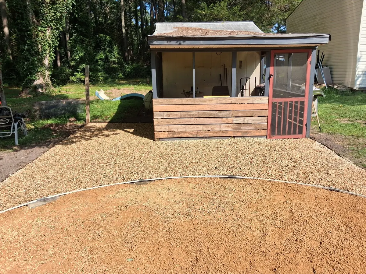 Circular gravel outdoor area, photo 3 of 12