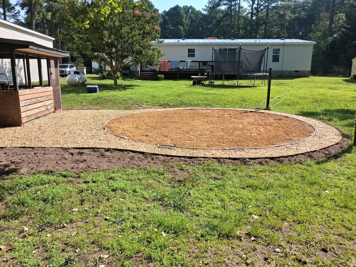 Circular gravel outdoor area, photo 5 of 12