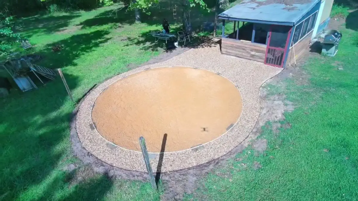 Circular gravel outdoor area, photo 6 of 12