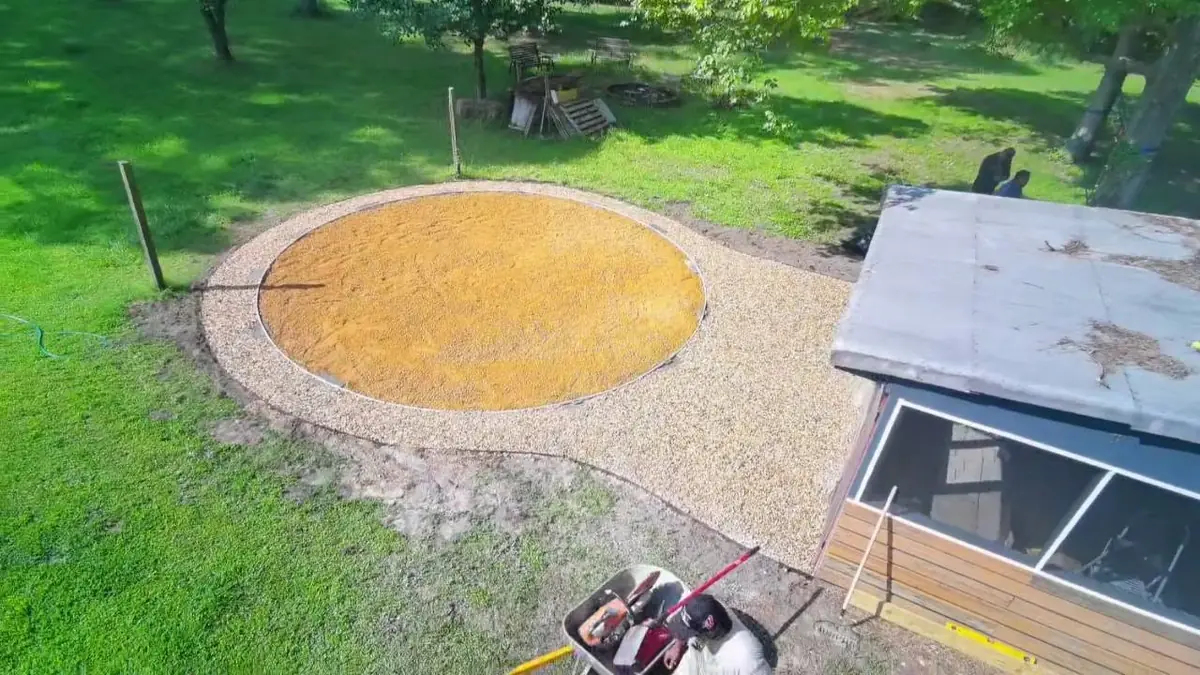 Circular gravel outdoor area, photo 7 of 12