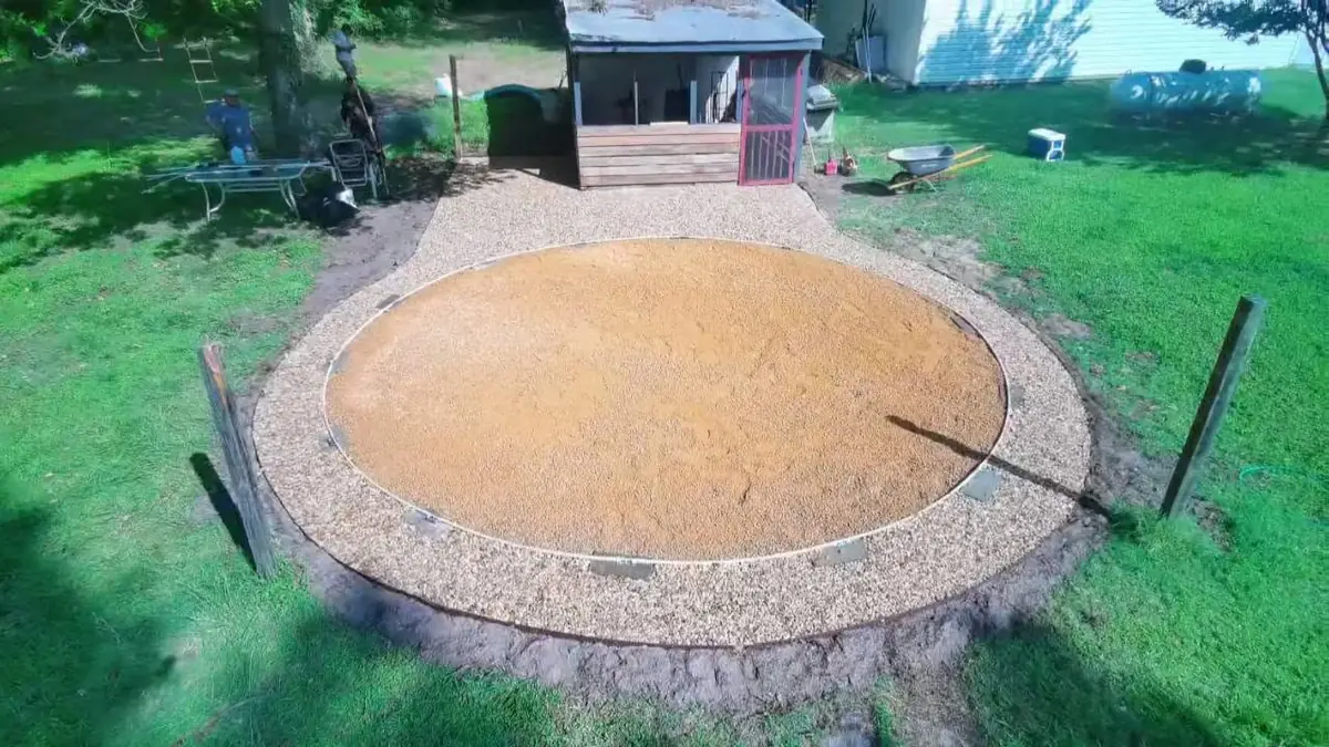 Circular gravel outdoor area, photo 8 of 12