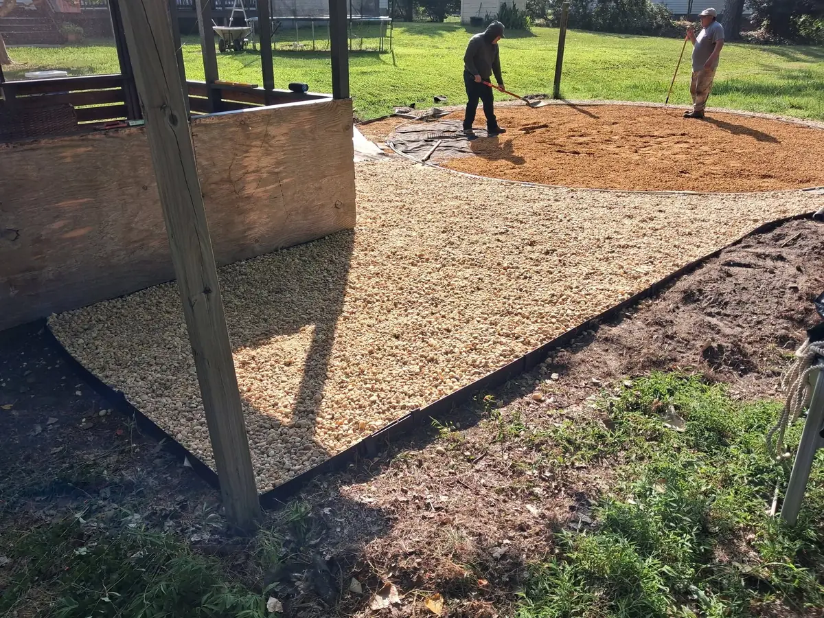 Circular gravel outdoor area, photo 9 of 12
