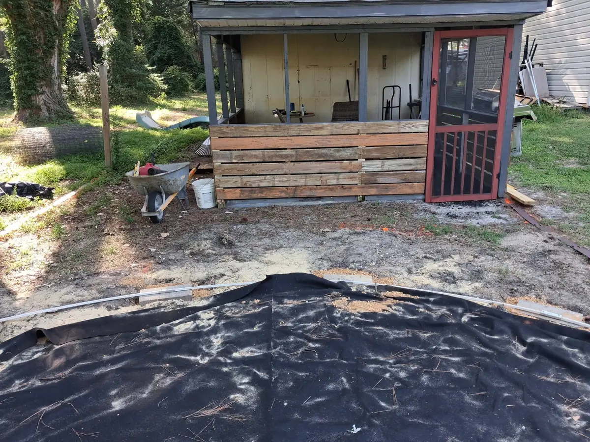 Circular gravel outdoor area, photo 10 of 12