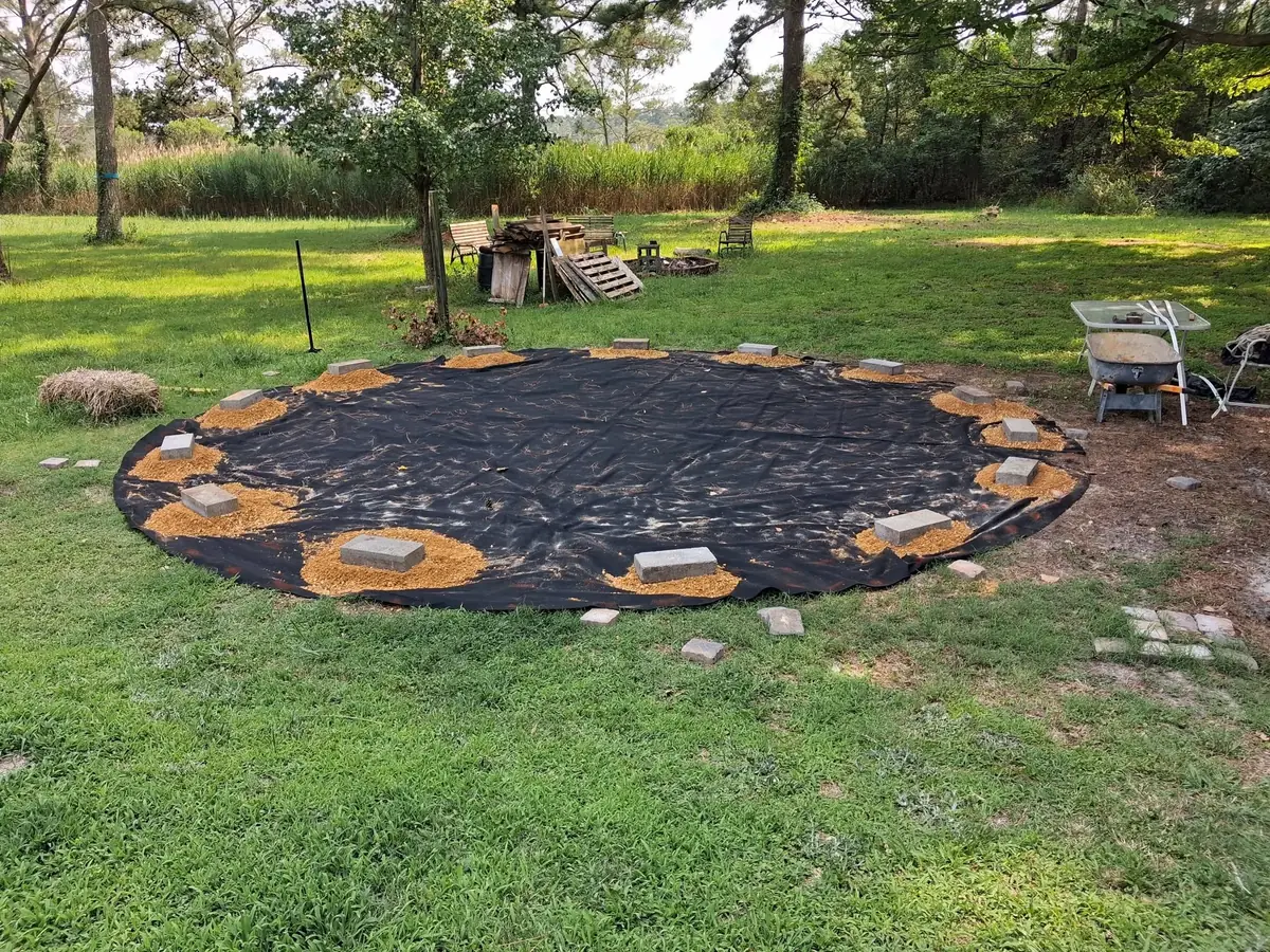 Circular gravel outdoor area, photo 12 of 12